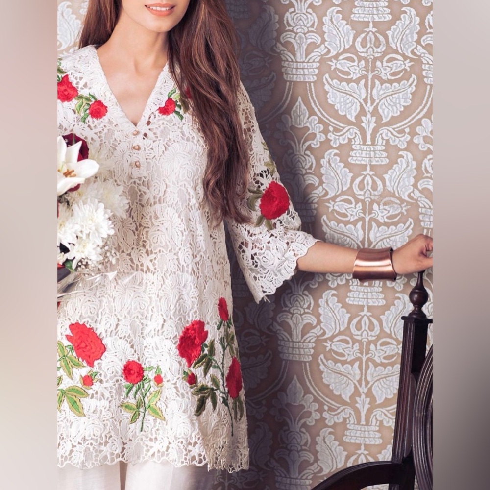 White Venice lace tunic top  kurta red rose embroidery XL rhinestone buttons